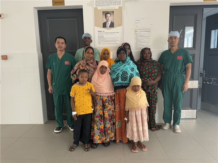 李廣（右一）和王林醫(yī)生與部分患者合影。中國援桑醫(yī)療隊(duì)供圖