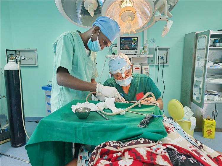 李廣醫(yī)生與當(dāng)?shù)蒯t(yī)生在做手術(shù)中。中國援桑醫(yī)療隊(duì)供圖