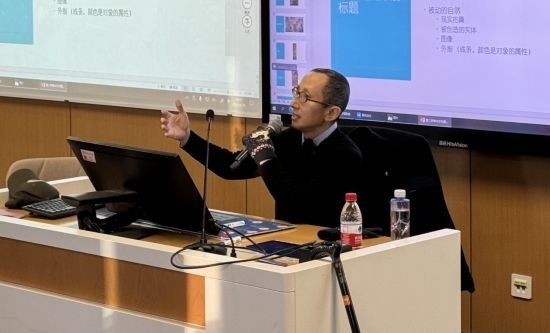 從去年秋天起，還在治療中的朱銳就堅(jiān)持給本科生開課。（受訪者供圖）