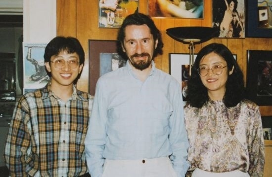 1992年，朱銳（左）赴美國杜蘭大學(xué)攻讀心靈哲學(xué)與認(rèn)知科學(xué)，師從心靈哲學(xué)和認(rèn)知科學(xué)家Radu Bogdan（中），右為朱銳師姐、北師大教授田平。