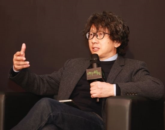 在學(xué)術(shù)論壇上發(fā)言的朱銳。（受訪者供圖）