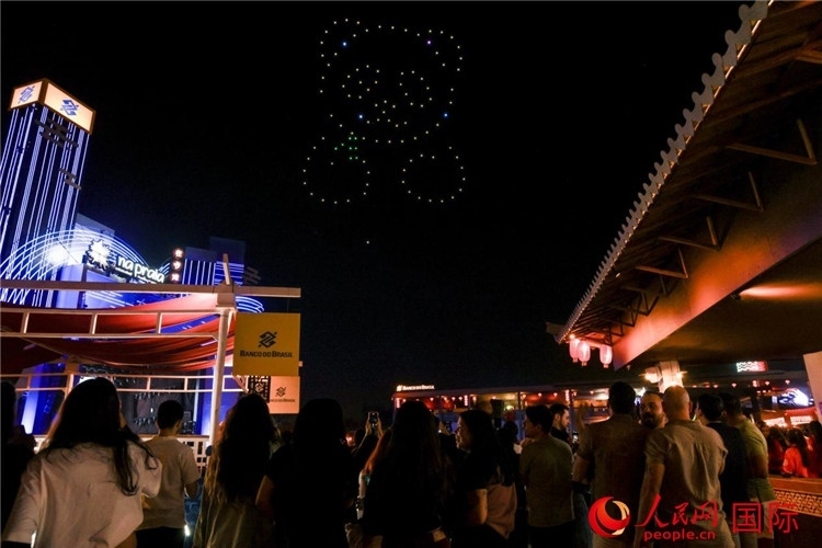 當地民眾觀看無人機表演。人民網記者 宋亦然攝