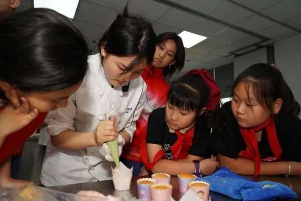 一日營(yíng)首發(fā)團(tuán)探訪技能大師工作室并現(xiàn)場(chǎng)開(kāi)展實(shí)踐體驗(yàn)活動(dòng)。徐匯區(qū)總工會(huì)供圖