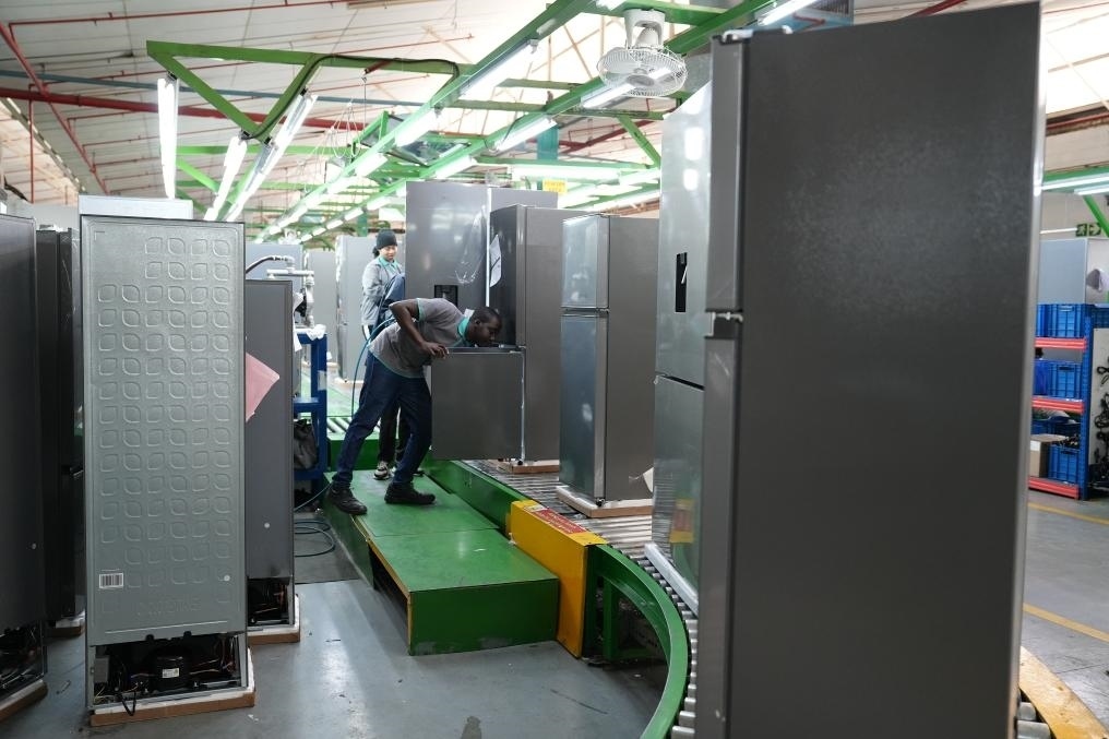 8月14日，在南非開(kāi)普敦，當(dāng)?shù)貑T工在海信南非工業(yè)園的冰箱生產(chǎn)線上工作。新華社記者王雷攝