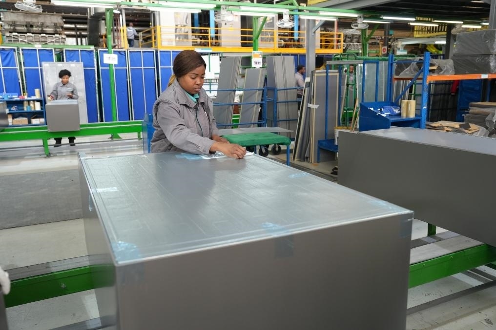 8月14日，在南非開(kāi)普敦，當(dāng)?shù)貑T工在海信南非工業(yè)園的冰箱生產(chǎn)線上工作。新華社記者王雷攝