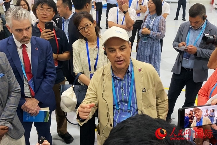 阿根廷駐華大使馬致遠與億華通動力科技有限公司總經理于民討論關切問題。人民網 宋歌攝