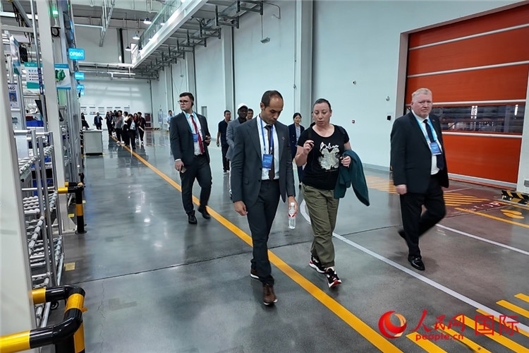 駐華外交官和國際組織駐華代表參觀億華通動力科技有限公司生產車間。人民網記者 方童攝