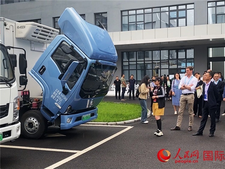 于民向駐華外交官和國際組織駐華代表介紹燃料電池車型。人民網記者 于洋攝