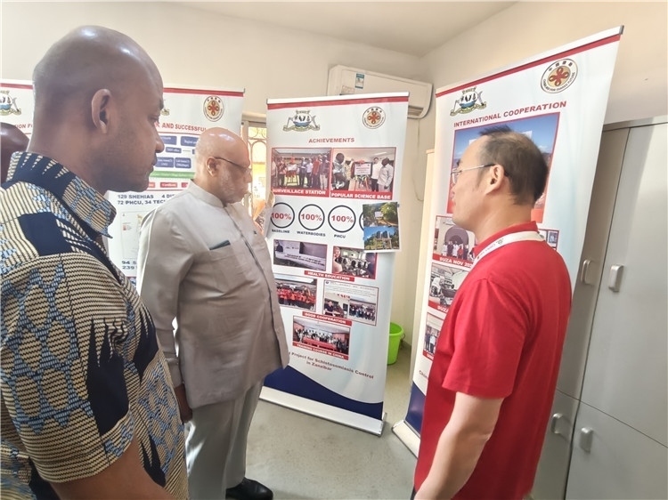 中方專家組組長黃玉政介紹項目進展。專家組供圖