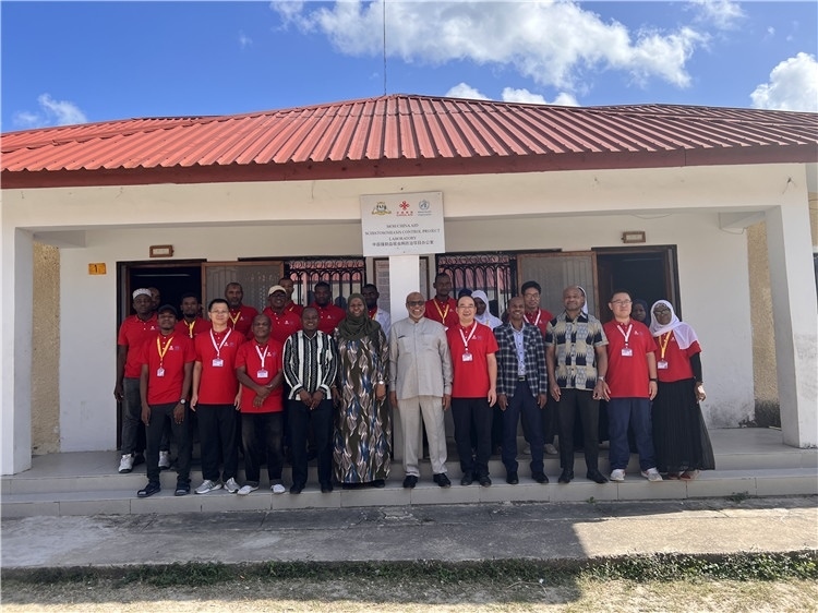 坦桑尼亞桑給巴爾衛(wèi)生部部長馬茲伊與中方專家組及非方工作人員合影。專家組供圖