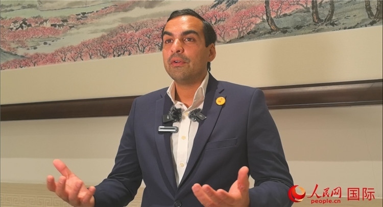 毛里求斯民議會議長阿德里安·夏爾·杜瓦爾接受媒體采訪。人民網(wǎng) 鐘文興攝