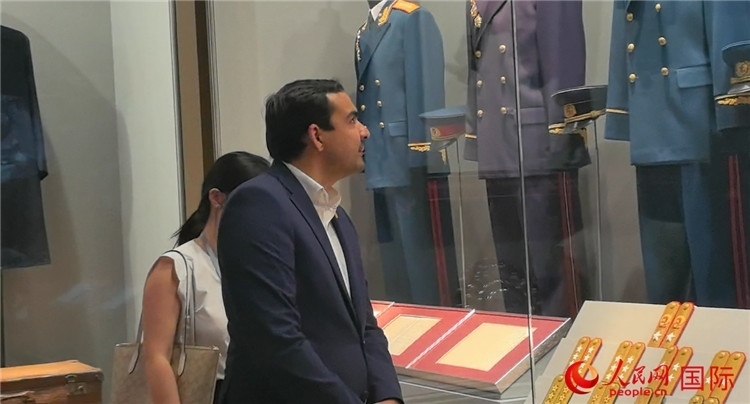 毛里求斯民議會議長阿德里安·夏爾·杜瓦爾參觀中國共產(chǎn)黨歷史展覽館。人民網(wǎng) 鐘文興攝