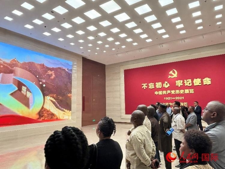 代表團(tuán)參觀“不忘初心 牢記使命”中國(guó)共產(chǎn)黨歷史展覽。人民網(wǎng) 曹欣悅攝