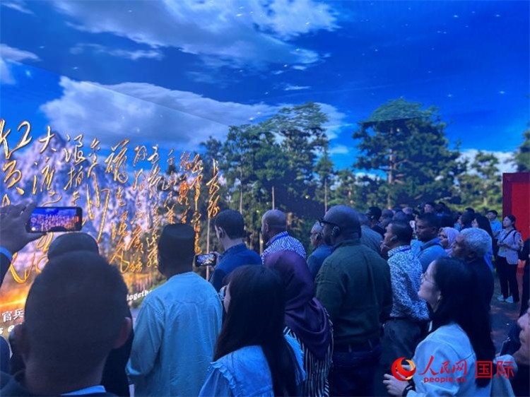 代表團(tuán)在全景影院中感受長(zhǎng)征場(chǎng)景。人民網(wǎng) 曹欣悅攝