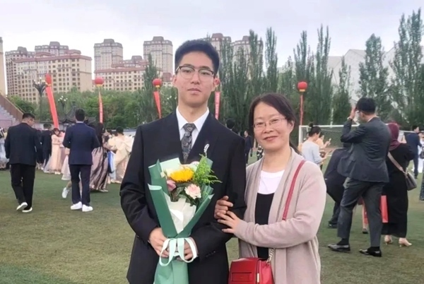 劉傲寒和媽媽合影。北航供圖