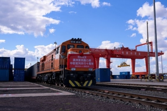 2023年9月20日，一列中歐班列行駛在內(nèi)蒙古滿洲里站貨運(yùn)車間集裝箱場(chǎng)。作為我國(guó)向北開放的“橋頭堡”、中歐班列“東通道”的重要口岸，滿洲里鐵路口岸不斷加大中歐班列通道能力建設(shè)，進(jìn)一步提升運(yùn)輸效率和品質(zhì)