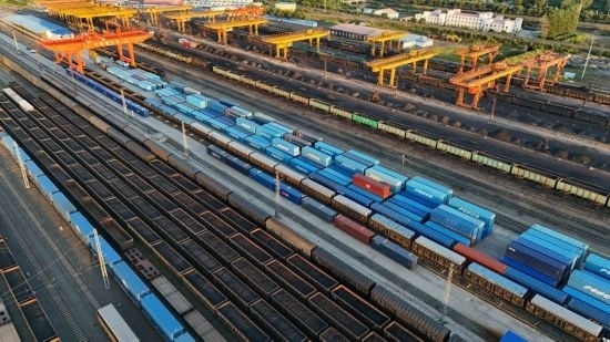 這是2024年8月14日在黑龍江綏芬河鐵路口岸集裝箱換裝場(chǎng)拍攝的集裝箱換裝作業(yè)現(xiàn)場(chǎng)（無人機(jī)照片）。今年前七個(gè)月，綏芬河鐵路口岸開行中歐班列573列，運(yùn)量達(dá)55246標(biāo)箱，同比分別增長(zhǎng)23%和18%，班列數(shù)量持續(xù)保持高位運(yùn)行。