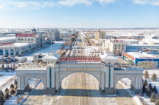 這是2024年1月31日拍攝的中國(guó)（黑龍江）自由貿(mào)易試驗(yàn)區(qū)黑河片區(qū)（無人機(jī)照片）。五年來，中國(guó)（黑龍江）自由貿(mào)易試驗(yàn)區(qū)將“試驗(yàn)田”種成“高產(chǎn)田”，以全省萬分之三的面積，貢獻(xiàn)了全省約五分之一的實(shí)際使用外資和七分之一的外貿(mào)進(jìn)出口，在對(duì)外合作、降低物流成本、培育特色產(chǎn)業(yè)和新業(yè)態(tài)新模式等方面深入探索，成功產(chǎn)出超過300項(xiàng)制度創(chuàng)新成果。