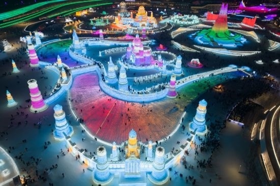 2024年1月1日，來自世界各地的游客在哈爾濱冰雪大世界園區(qū)內(nèi)游玩（無人機(jī)照片）。
