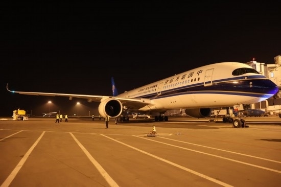 2024年4月24日晚，南航沈陽-法蘭克福CZ8021首航航班在沈陽桃仙國(guó)際機(jī)場(chǎng)準(zhǔn)備起飛。這是國(guó)內(nèi)航司在東北地區(qū)開通的首條直飛德國(guó)定期航線。