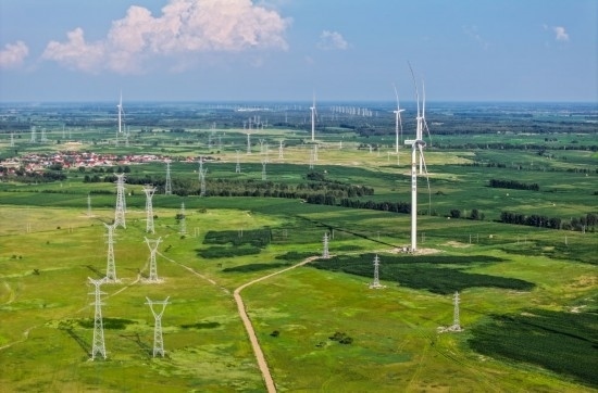 這是2024年7月19日拍攝的內(nèi)蒙古通遼238萬千瓦風(fēng)電項(xiàng)目（無人機(jī)照片）。此項(xiàng)目每年可將75億千瓦時(shí)清潔電能經(jīng)扎魯特—青州±800（千伏）直流特高壓外送通道送至山東地區(qū)消納，相當(dāng)于滿足受端地區(qū)超過300萬戶居民家庭用電需求，節(jié)約標(biāo)煤261萬噸，減少二氧化碳排放634萬噸。