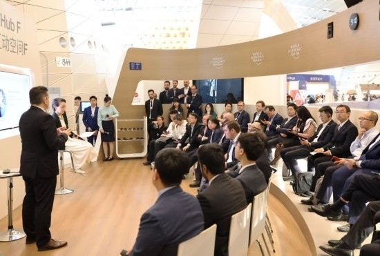 2024年6月26日，嘉賓在第十五屆夏季達(dá)沃斯論壇主會(huì)場(chǎng)——遼寧大連國(guó)際會(huì)議中心參與互動(dòng)討論。