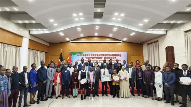 與會嘉賓和留學生們合影留念。中國駐肯尼亞大使館供圖