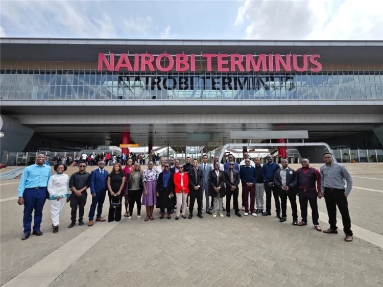 留學生們參訪中企承建的蒙內鐵路。中國駐肯尼亞大使館供圖