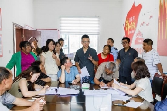 圖為2024年8月6日，重慶市奉節(jié)縣人民法院興隆人民法庭庭長(zhǎng)費(fèi)明軍（中）在做調(diào)解工作。蹇懿 攝