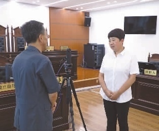 圖為全國(guó)人大代表玉明姬（右）詳細(xì)了解環(huán)境資源審判工作情況。劉思妤 攝