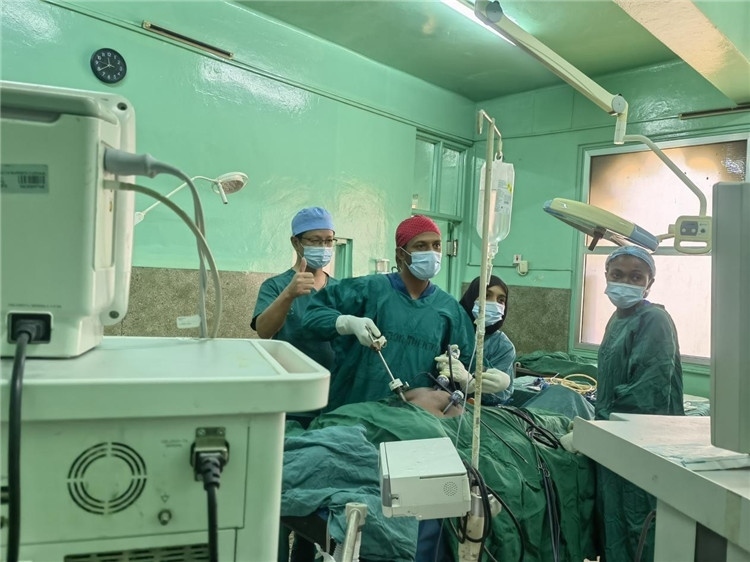 隊(duì)長(zhǎng)蔣國(guó)慶（左一）關(guān)注當(dāng)?shù)蒯t(yī)生手術(shù)情況。中國(guó)援桑醫(yī)療隊(duì)供圖
