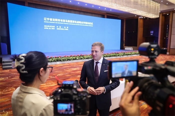 2024年4月26日，寶馬集團董事長齊普策在遼寧省沈陽市與寶馬集團深化戰(zhàn)略合作簽約儀式現(xiàn)場接受采訪。新華社記者潘昱龍攝