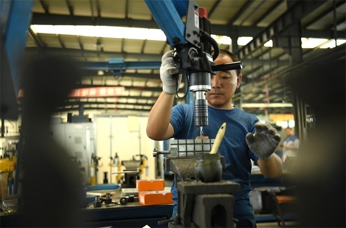 2024年7月30日，在長春吉林通用機械（集團）有限責(zé)任公司模具裝配生產(chǎn)線，鉗工在進行攻絲操作。近年來，吉林通用機械（集團）有限責(zé)任公司通過數(shù)字化改造、智能化升級提高生產(chǎn)效率，提升產(chǎn)業(yè)競爭力，已成為全球鋁加工汽車輕量化零部件知名供應(yīng)商，為奧迪、大眾、寶馬、奔馳、保時捷等多家品牌主機廠供應(yīng)零件。新華社記者柳文惠攝
