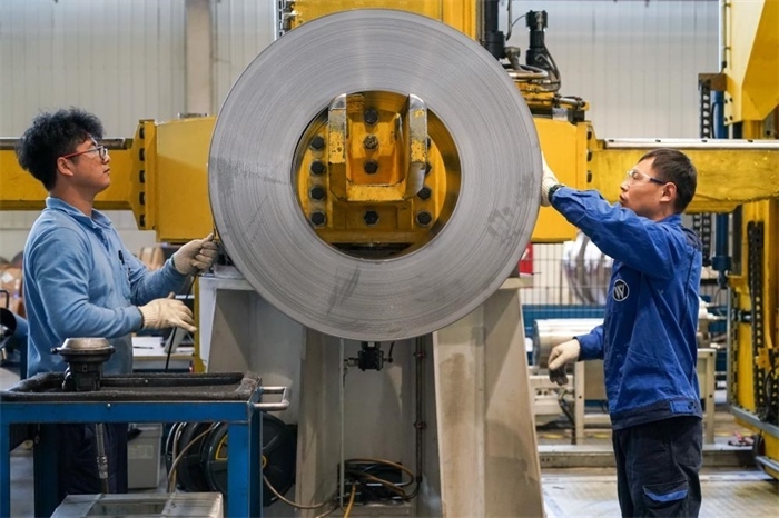 2023年3月16日，工人在位于太倉市高新區(qū)的威爾斯新材料（太倉）有限公司生產(chǎn)車間內(nèi)進行加工作業(yè)。新華社記者李博攝