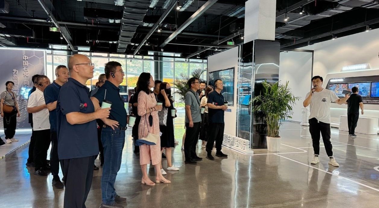 人民網(wǎng)“夢(mèng)幻靈境”AI展演中心講解。人民網(wǎng) 王戰(zhàn)雄攝