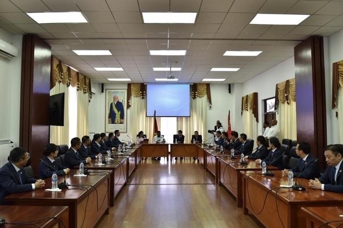 當(dāng)?shù)貢r間8月20日，圭亞那總統(tǒng)伊爾凡·阿里在圭亞那首都喬治敦鐘阿瑟會議中心會見了即將離任的中國（江蘇）第19期援圭亞那醫(yī)療隊。 中國（江蘇）第19期援圭亞那醫(yī)療隊供圖