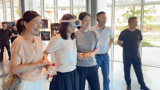 研學(xué)團(tuán)成員正在用VR眼鏡體驗(yàn)。人民網(wǎng) 王戰(zhàn)雄攝