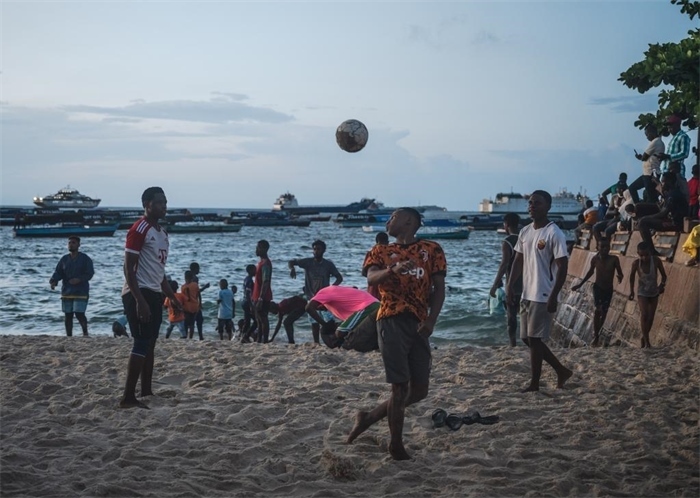 2023年12月31日，人們?cè)谔股Ｄ醽喩＝o巴爾島海濱踢球。新華社記者王冠森攝