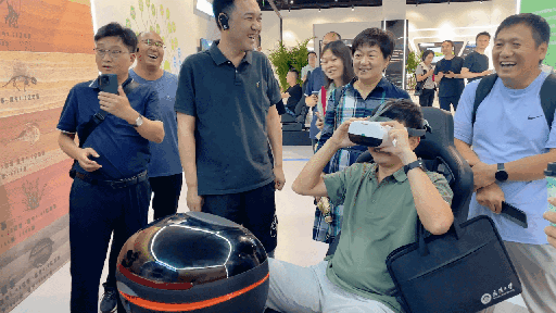 研學(xué)團(tuán)成員正在用VR眼鏡體驗(yàn)。人民網(wǎng) 王戰(zhàn)雄攝