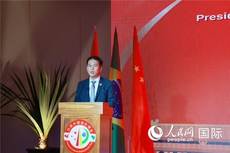 巴西中國浙江商會執(zhí)行會長陳翔廣宣讀賀電。人民網(wǎng)記者 陳海琪攝