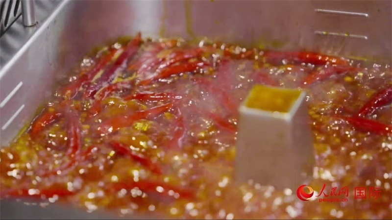 成都麻辣火鍋。人民網(wǎng)記者 張榮攝