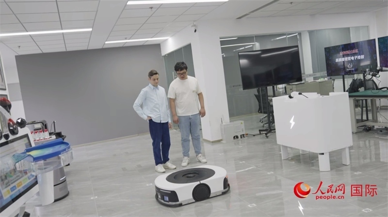 睿樂達(dá)機(jī)器人充電停車場(chǎng)。人民網(wǎng)記者 張榮攝