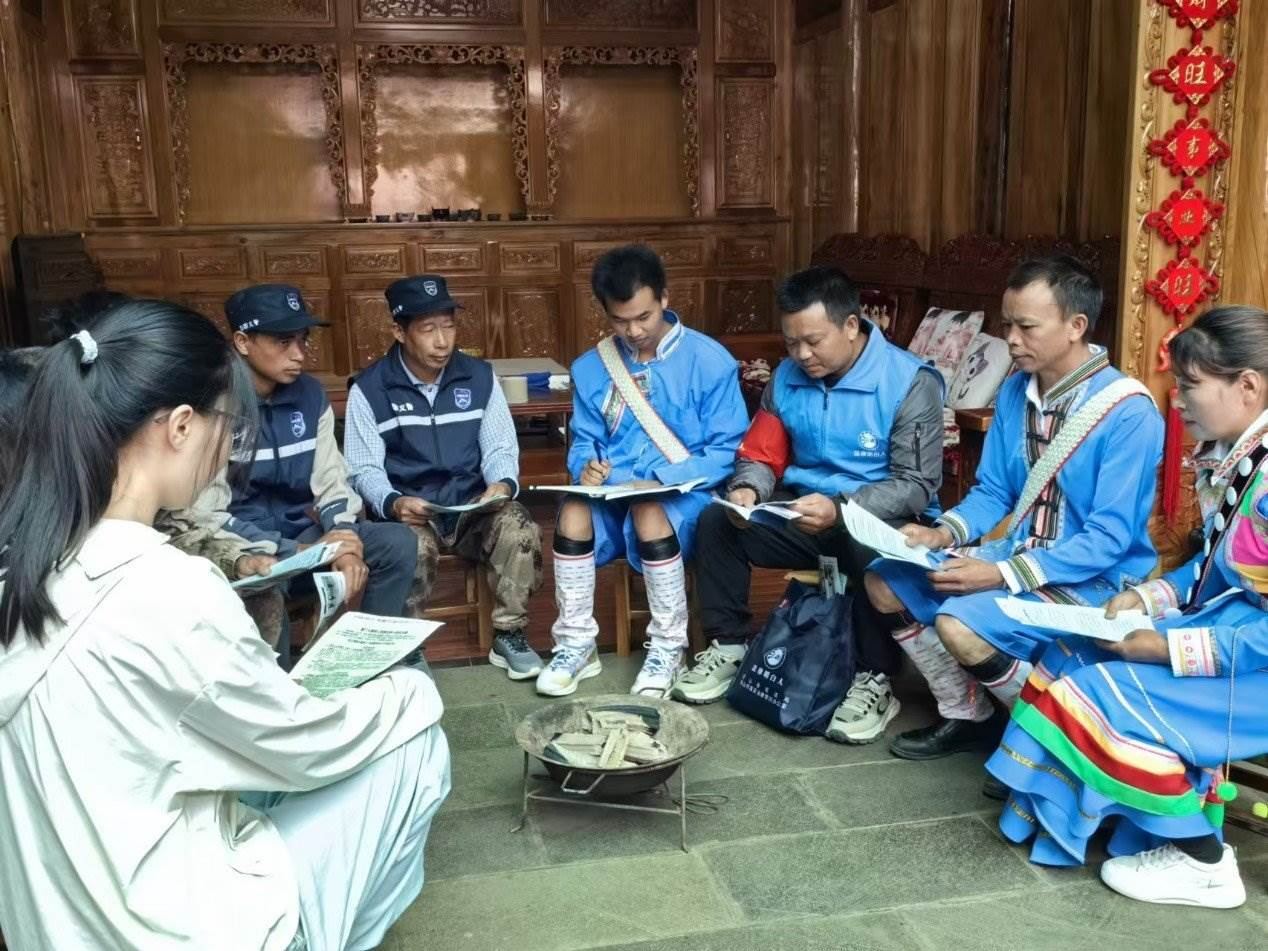 騰沖市猴橋鎮(zhèn)猴橋村國門新村舉辦火塘會。人民網(wǎng)記者 孝金波攝