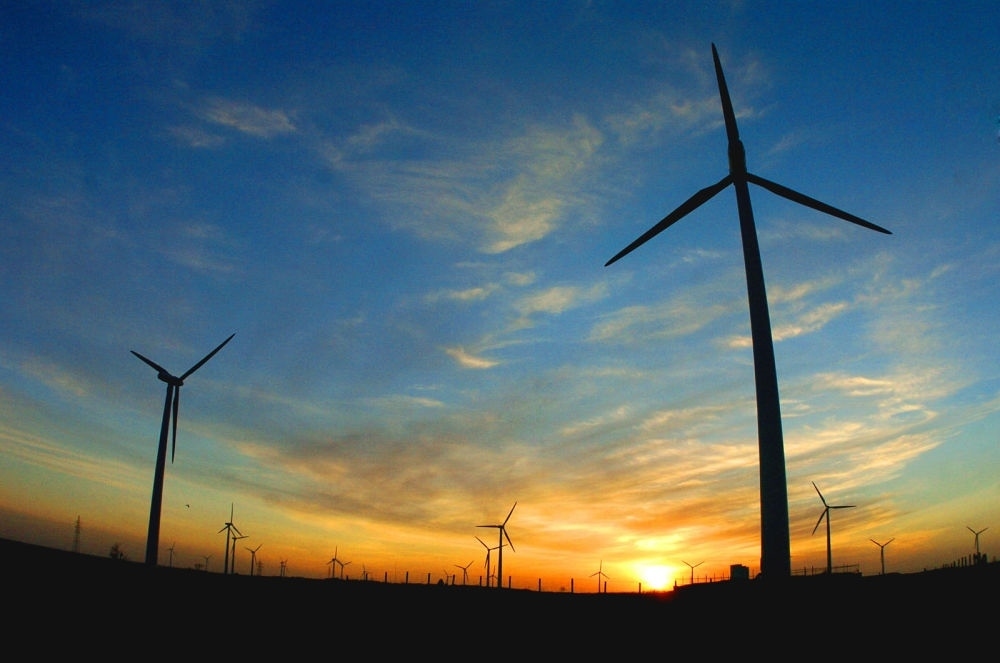 2005年，吉林省白城市通榆縣境內(nèi)幾十部風(fēng)力發(fā)電機(jī)組在工作。新華社發(fā)