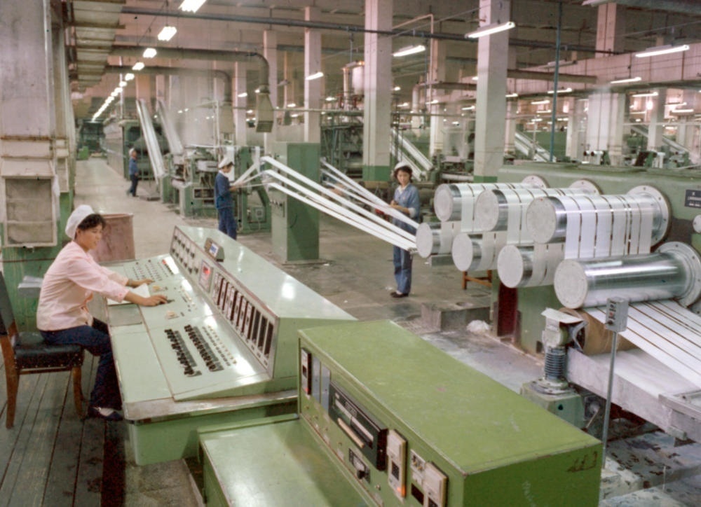 1981年，東北遼陽石油化學(xué)纖維廠抽絲車間一角。新華社發(fā)