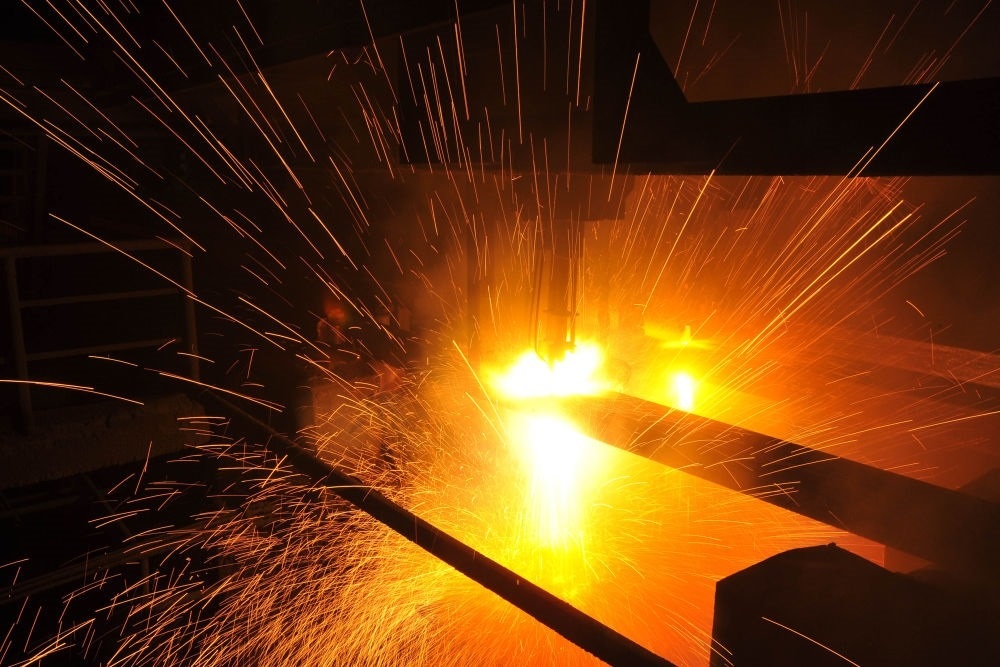 2015年3月10日，東北特鋼集團(tuán)大連基地生產(chǎn)的合金鋼連鑄坯進(jìn)行定尺切割。新華社發(fā)