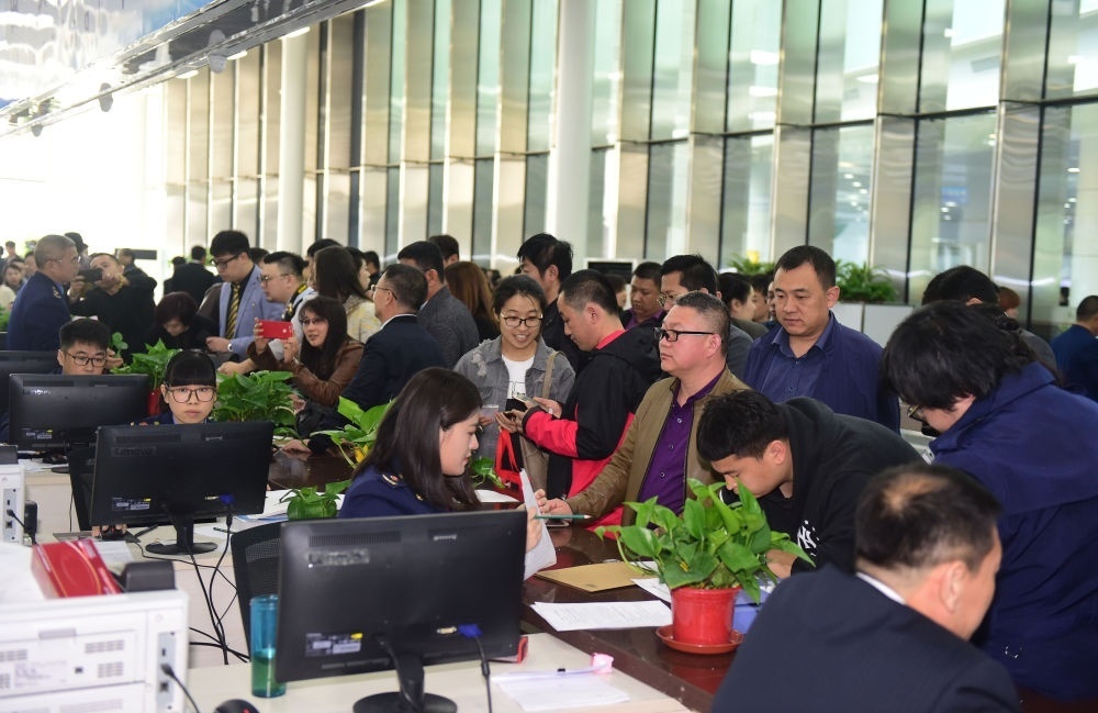 2017年4月10日，中國（遼寧）自由貿(mào)易試驗(yàn)區(qū)沈陽片區(qū)揭牌當(dāng)日，眾多企業(yè)咨詢注冊。新華社記者楊青攝