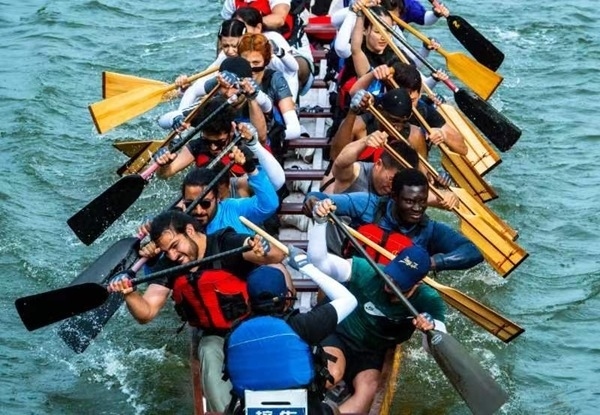 “熊貓叨叨”團隊參加龍舟比賽。