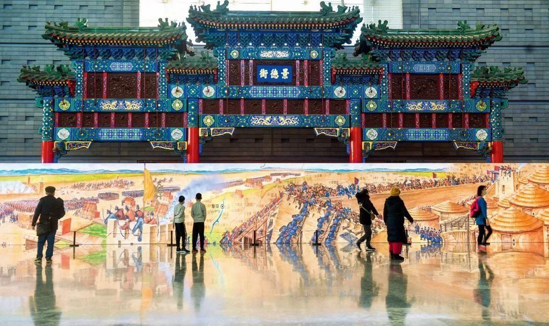 △2022年1月，觀眾在首都博物館參觀“穿越時空的大運河”數(shù)字影像展。