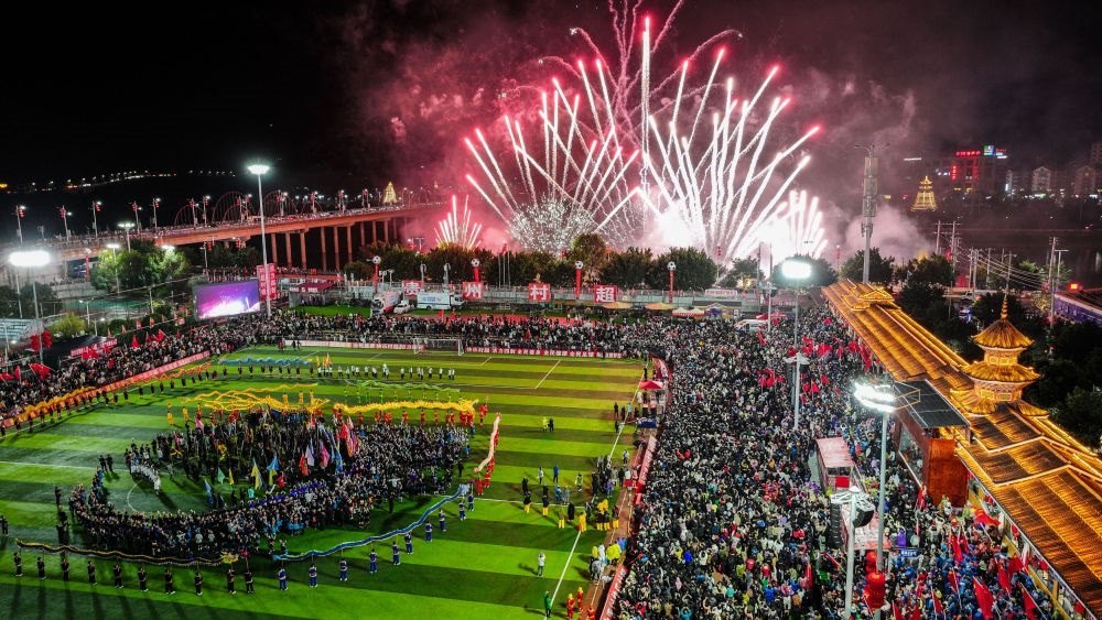 2024全國“村晚”示范展示活動暨貴州“村超村晚”舉行音樂煙花秀表演（無人機照片，2024年2月3日攝）。新華社記者 劉續(xù) 攝